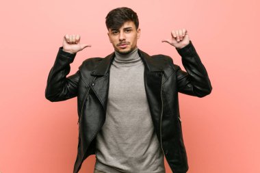 Deri ceket giyen genç bir İspanyol gururlu ve kendinden emin, örnek olarak....