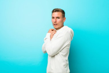 Genç kafkas spor adam korkmuş ve korkmuş.