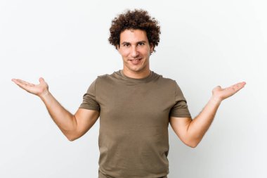 Tecrit edilmiş olgun yakışıklı bir adam kollarıyla ölçek yapar, mutlu ve kendinden emin hisseder..