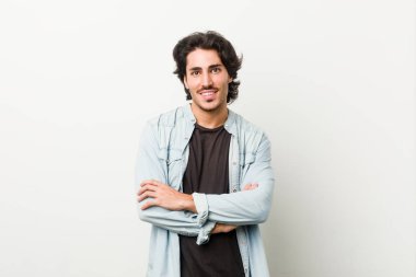 Beyaz bir geçmişi olan genç ve yakışıklı bir adam. Kendini güvende hissediyor. Kararlı bir şekilde kollarını kavuşturuyor..