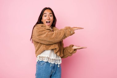 Kısa bir koyun derisi ceket giyen genç Hintli kadın elleri arasında bir kopya alanı tutarken şaşkına dönmüş ve hayrete düşmüştü..