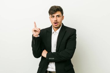 Genç bir İspanyol iş adamının harika bir fikri var, yaratıcılık kavramı..