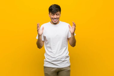 Genç, İspanyol, sıradan, neşeli bir adam, çok gülerdi. Mutluluk kavramı.