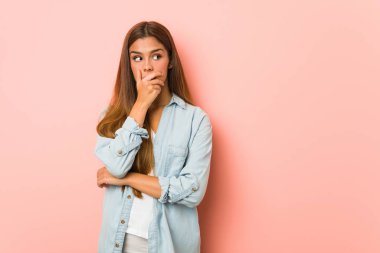 Genç, sıska bir kadın. Fotokopi odasına bakıyor. Ağzını eliyle kapatıyor..