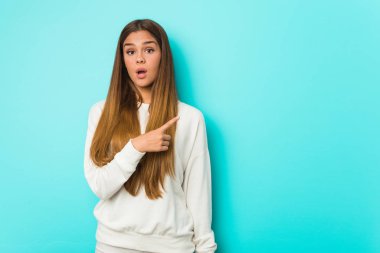 Yan tarafı gösteren genç zayıf kadın.