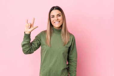 Kafkasyalı genç bir kadın boynuzlarını bir devrim konsepti olarak gösteriyor..