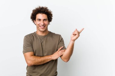 Olgun, yakışıklı, izole edilmiş gülümseyen, işaret parmağıyla işaret eden bir adam..