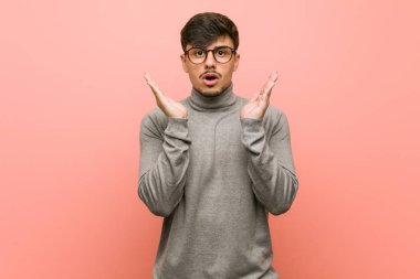 Genç zeki öğrenci şaşırdı ve şok oldu..