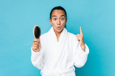 Saç fırçası tutan genç bir kızılderili. Yaratıcılık kavramı, harika bir fikri var..