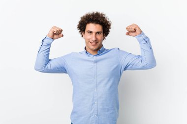 Genç, kıvırcık, olgun, zarif bir gömlek giyen, güçlü bir jest yapan, kadınsı gücün sembolü.