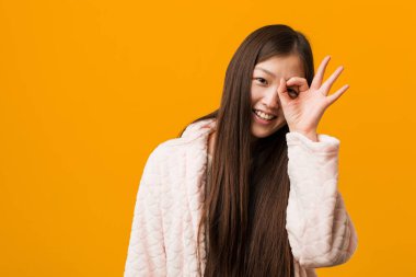 Pijamalı genç Çinli kadın heyecanlandı..