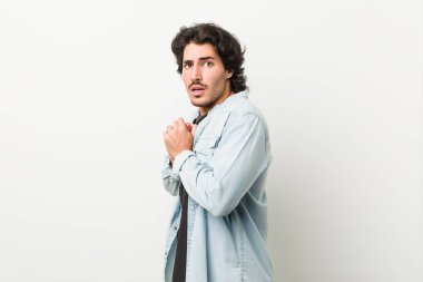 Beyaz bir geçmişi olan genç ve yakışıklı bir adam korkmuş ve korkmuş..