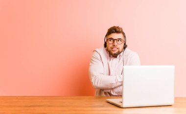 Çağrı merkezinde çalışan genç adam düşük ateş ya da hastalık yüzünden soğuyor..