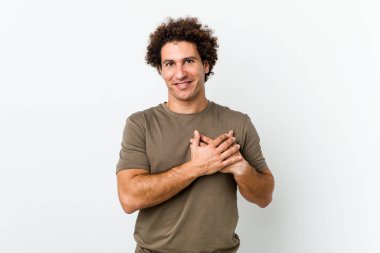 Tecrit edilmiş olgun yakışıklı bir adam, dost canlısı bir ifadeye sahiptir, avuçlarını göğsüne bastırır. Aşk konsepti.