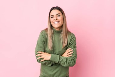 Genç beyaz kadın yalnız gülüyor ve eğleniyor..