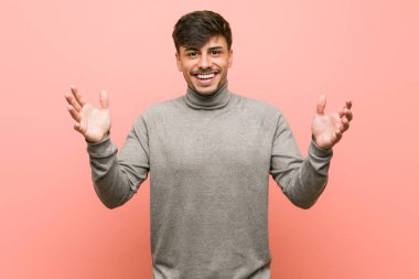 Genç ve zeki bir öğrenci hoş bir sürprizle karşılaşıyor, heyecanlı ve el kaldırıyor..