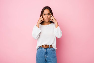 Genç melez Hintli kadın bir göreve odaklanmış, işaret parmaklarını işaret ediyor..