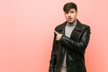 Yan tarafı gösteren deri ceketli genç İspanyol adam.