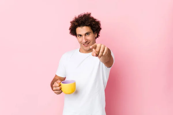 Junger Kaukasischer Lockenkopf Der Eine Teetasse Hält Lächelt Fröhlich Und — Stockfoto