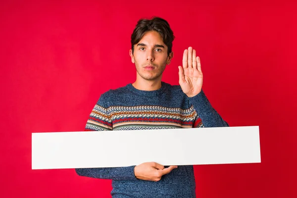 Jongeman Die Een Bordje Vasthoudt Met Uitgestrekte Hand Stopteken Voorkomen — Stockfoto