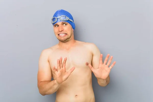 Mladý Profesionální Plavec Odmítá Někoho Kdo Projevuje Znechucení — Stock fotografie