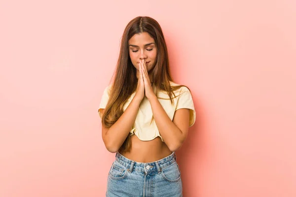 Mladá Štíhlá Žena Drží Ruce Modlitbě Blízko Úst Cítí Sebevědomí — Stock fotografie
