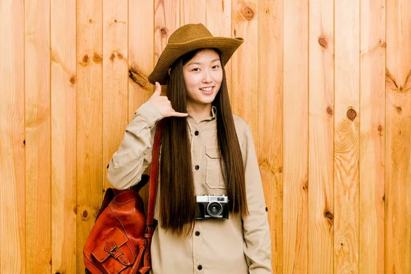 Joven Viajera China Mostrando Gesto Llamada Telefónica Móvil Con Los —  Fotos de Stock