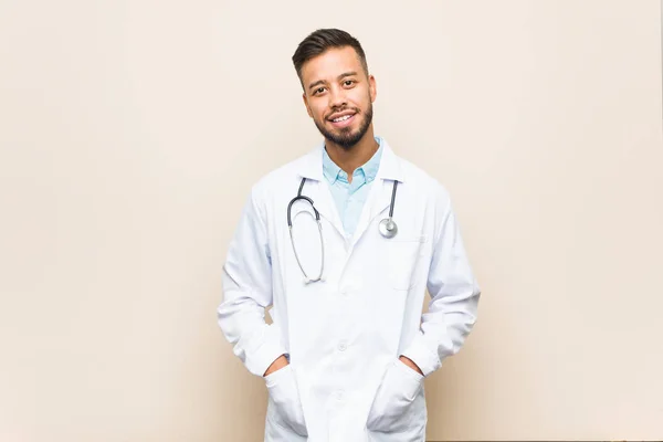 Jovem Sul Asiático Médico Homem Feliz Sorridente Alegre — Fotografia de Stock
