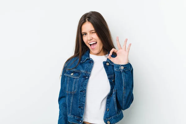 Jovem Mulher Bonito Pisca Olho Mantém Gesto Com Mão — Fotografia de Stock