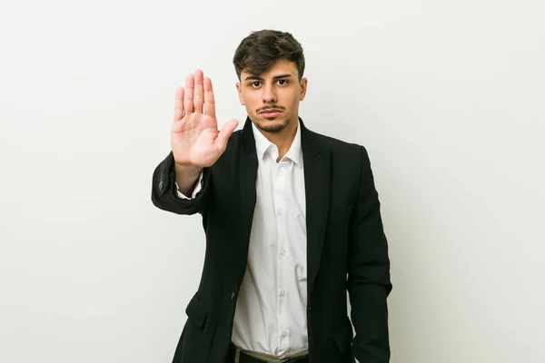 Junger Hispanischer Geschäftsmann Der Mit Ausgestreckter Hand Steht Und Stoppschild — Stockfoto