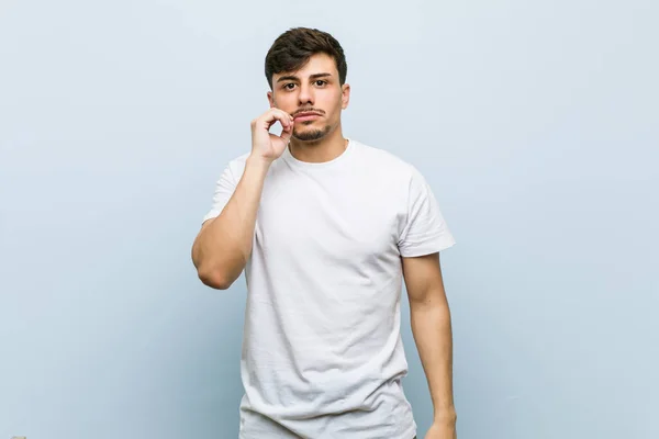 Joven Hombre Caucásico Usando Una Camiseta Blanca Con Los Dedos —  Fotos de Stock