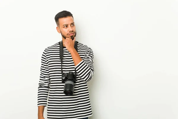 Joven Fotógrafo Sudasiático Mirando Lado Con Expresión Dudosa Escéptica —  Fotos de Stock