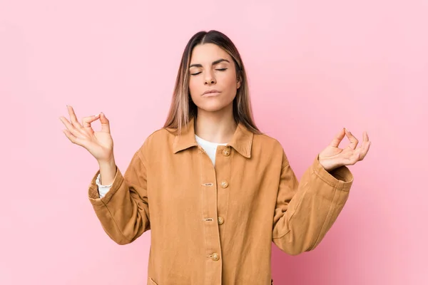 Jovem Mulher Caucasiana Isolado Relaxa Após Dia Trabalho Duro Ela — Fotografia de Stock