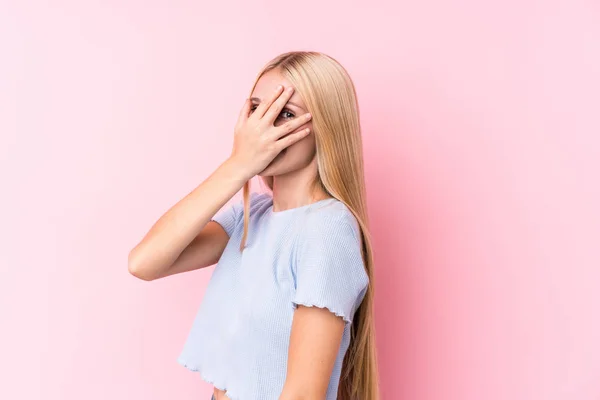 Joven Mujer Rubia Sobre Fondo Rosa Parpadea Ante Cámara Través —  Fotos de Stock