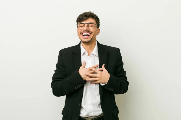 Νεαρός Επιχειρηματίας Ισπανόφωνος Γελώντας Κρατώντας Χέρια Στην Καρδιά Έννοια Της — Φωτογραφία Αρχείου