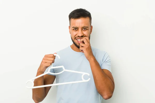 Junger Südasiatischer Mann Mit Einem Bügel Der Fingernägel Beißt Nervös — Stockfoto