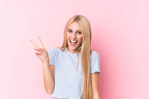 Giovane Donna Bionda Sfondo Rosa Gioiosa Spensierata Mostrando Simbolo Pace — Foto Stock