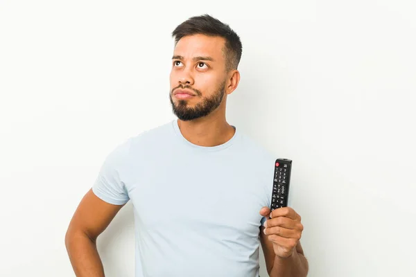 Jovem Sul Asiático Homem Segurando Controlador Sonhando Alcançar Objetivos Propósitos — Fotografia de Stock