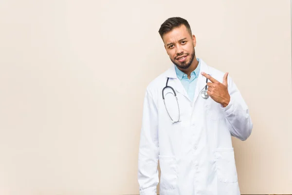 Young South Asian Doctor Man Pointing Finger You Inviting Come — Stock Photo, Image