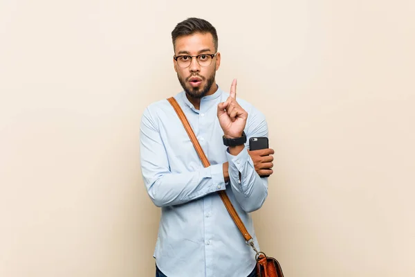 Genç Melez Asyalı Adamı Elinde Telefonla Harika Bir Fikir Üretiyor — Stok fotoğraf