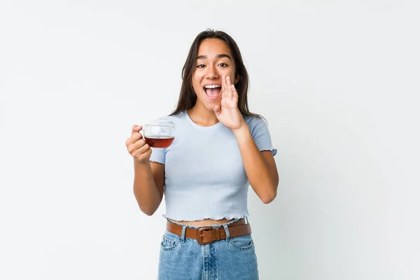 Junge Mischlingshündin Mit Teetasse Schreit Aufgeregt Nach Vorne — Stockfoto