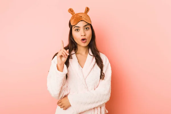 Ung Indian Kvinna Bär Pyjamas Och Sömn Mask Isolerad Har — Stockfoto