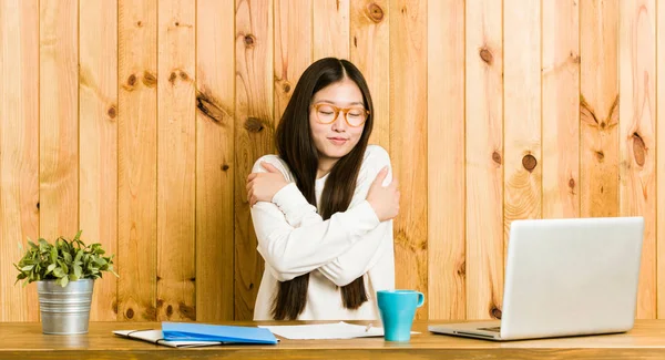 Jovem Chinesa Estudando Seus Abraços Mesa Sorrindo Despreocupada Feliz — Fotografia de Stock