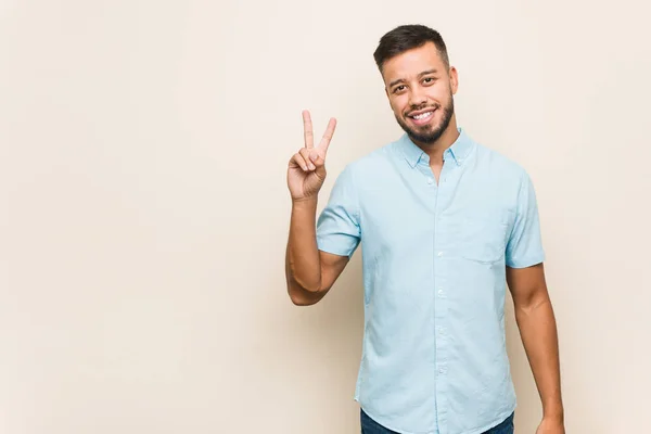 Jonge Zuid Aziatische Man Blij Zorgeloos Met Een Vredessymbool Met — Stockfoto