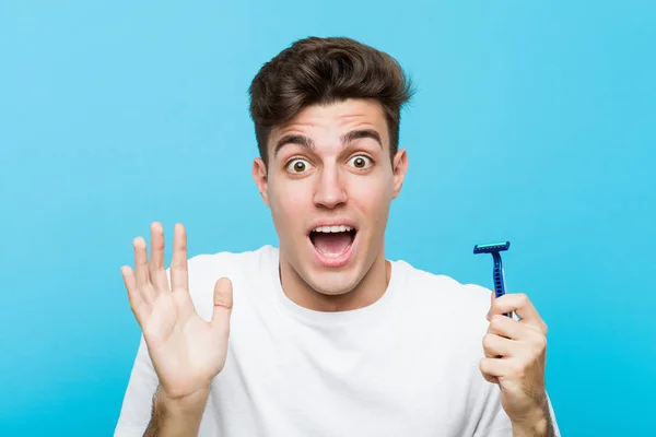 Joven Caucásico Sosteniendo Una Hoja Afeitar Celebrando Una Victoria Éxito — Foto de Stock