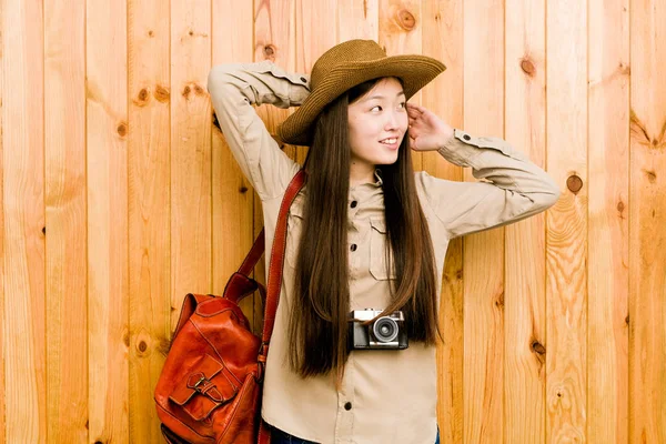 Joven Viajero Chino Mujer Estirando Los Brazos Posición Relajada —  Fotos de Stock
