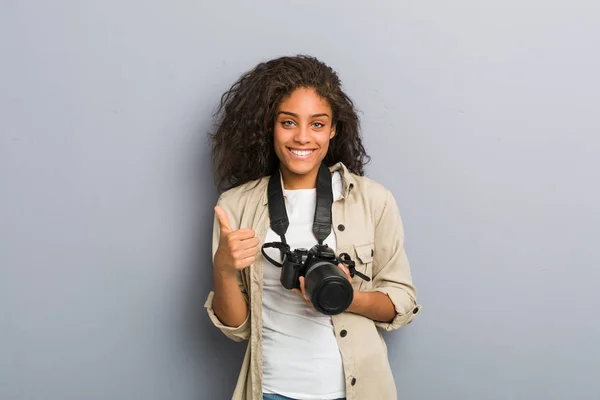 Junge Afrikanisch Amerikanische Fotografin Mit Lächelnder Kamera Und Erhobenem Daumen — Stockfoto