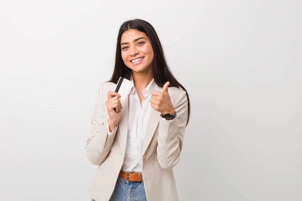 Jonge Arabische Vrouw Met Een Kredietkaart Glimlachend Duim Omhoog — Stockfoto