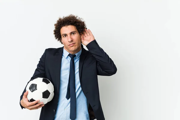 Trener Piłki Nożnej Trzyma Piłkę Próbując Słuchać Plotek — Zdjęcie stockowe