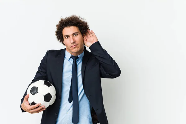 Treinador Futebol Segurando Uma Bola Tentando Ouvir Uma Fofoca — Fotografia de Stock